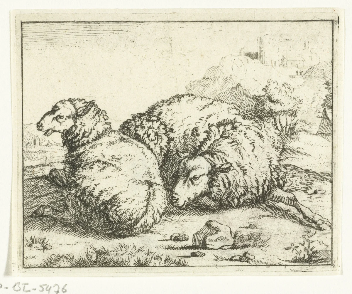 Twee liggende schapen, bergdorpje op achtergrond by anonymous, print, 1657-1800