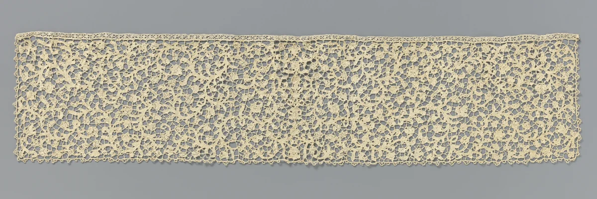 Dasslip van naaldkant met een symmetrisch patroon van vele ranken met kleine bladeren en bloemen by anonymous, other, 1675-1699