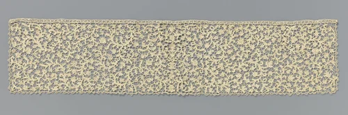 Dasslip van naaldkant met een symmetrisch patroon van vele ranken met kleine bladeren en bloemen by anonymous, other, 1675-1699