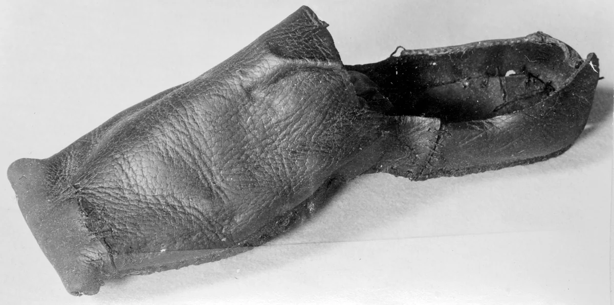 Man's Horned Toe Shoe by England, textile, 1501-1600