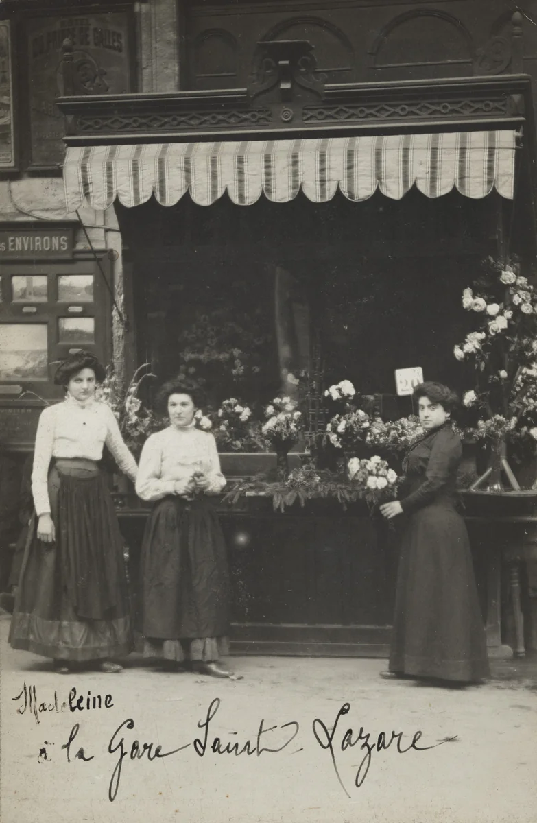 Marchande de fleurs, Paris by Unidentified Photographer, photograph, 1910