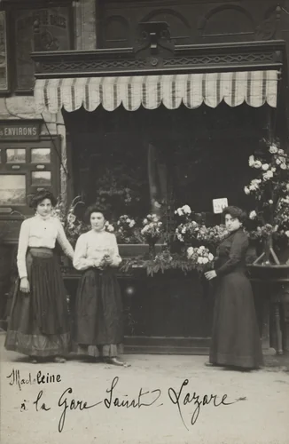 Marchande de fleurs, Paris by Unidentified Photographer, photograph, 1910