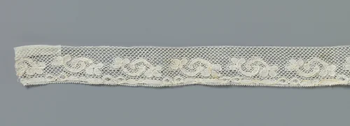 Strook machinale kant met in elkaar hakende c-vormige bloemstelen by anonymous, other, 1850-1899