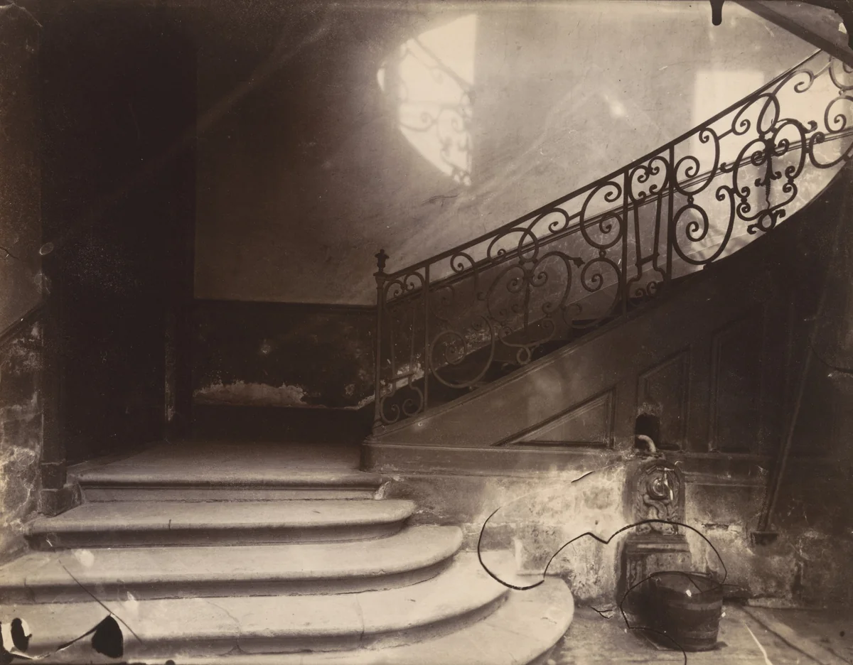 Cour, rue des Bourdonnais 34 by Eugène Atget, photograph, 1908