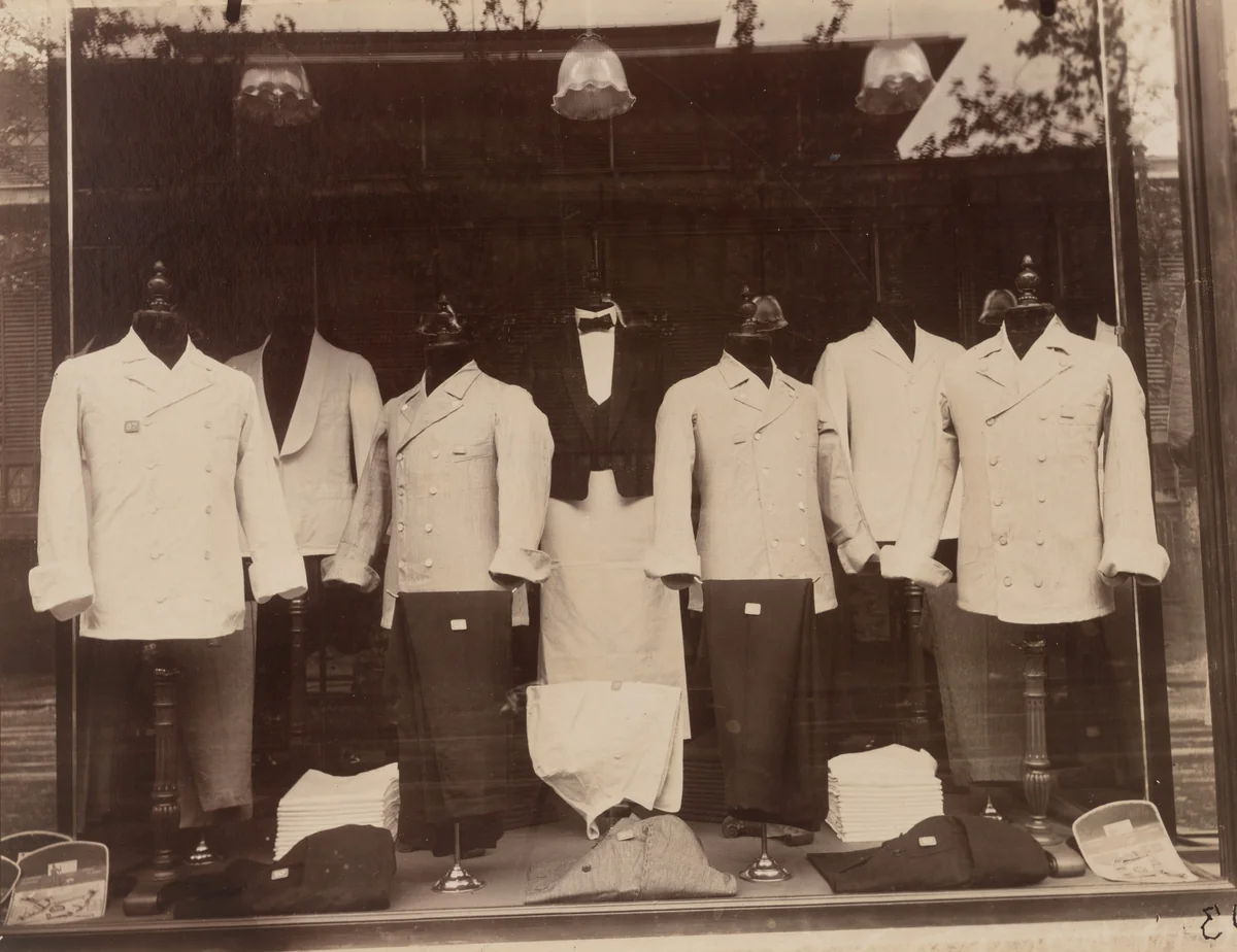 Boutique aux Halles by Eugène Atget, photograph, 1925