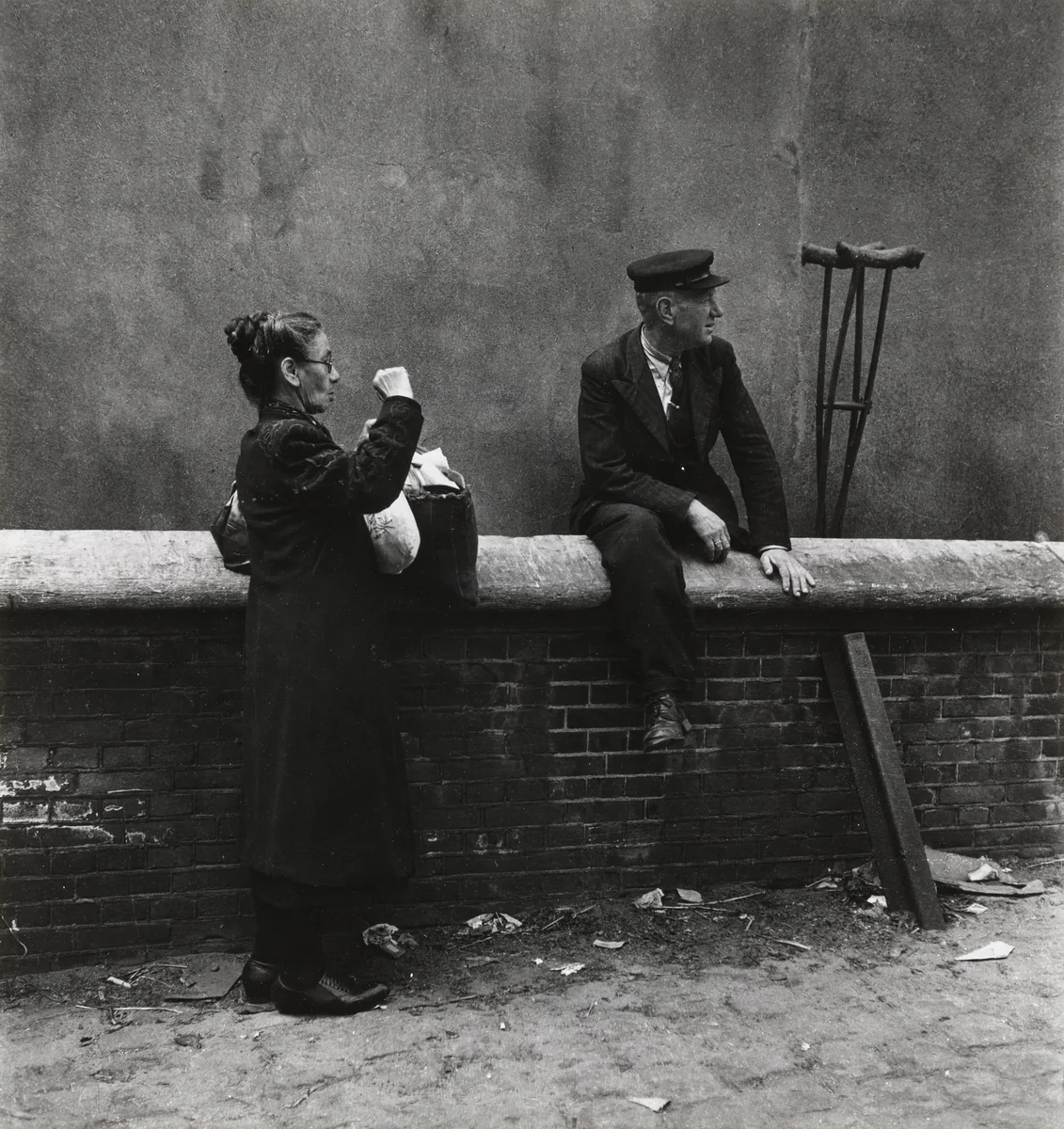 Amsterdam, onlookers watching the repatriation by Emmy Andriesse, photograph, 1945
