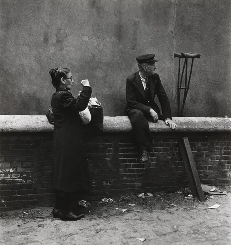 Amsterdam, onlookers watching the repatriation by Emmy Andriesse, photograph, 1945