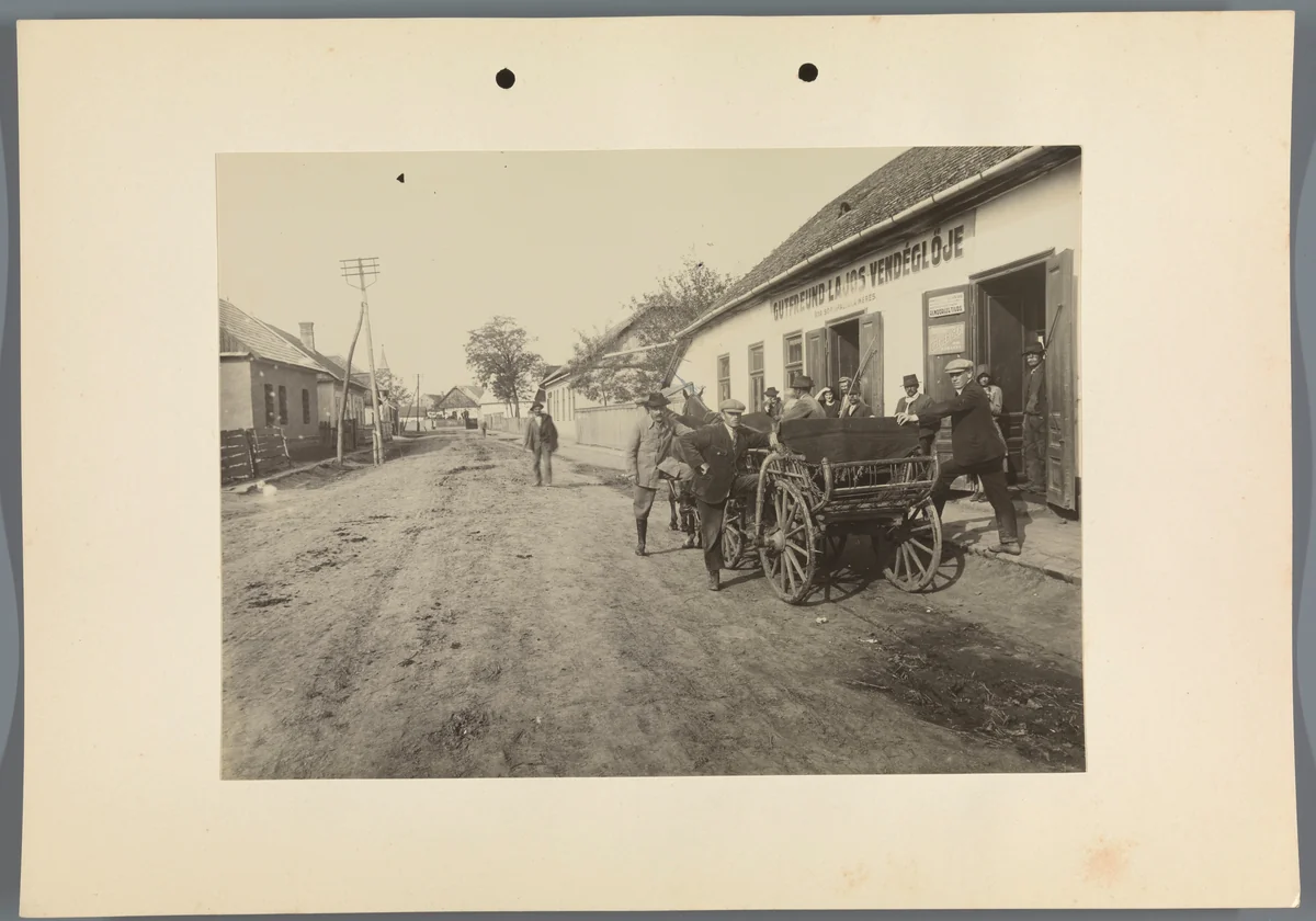 Koets en reisgezelschap in een straat te Tószeg by Albert Egges van Giffen, photograph, 1928