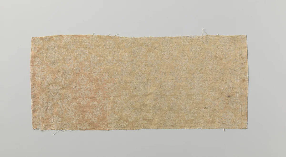 Fragment rood en geel zijdedamast met ingeweven florale motieven by anonymous, textile, 1590-1625