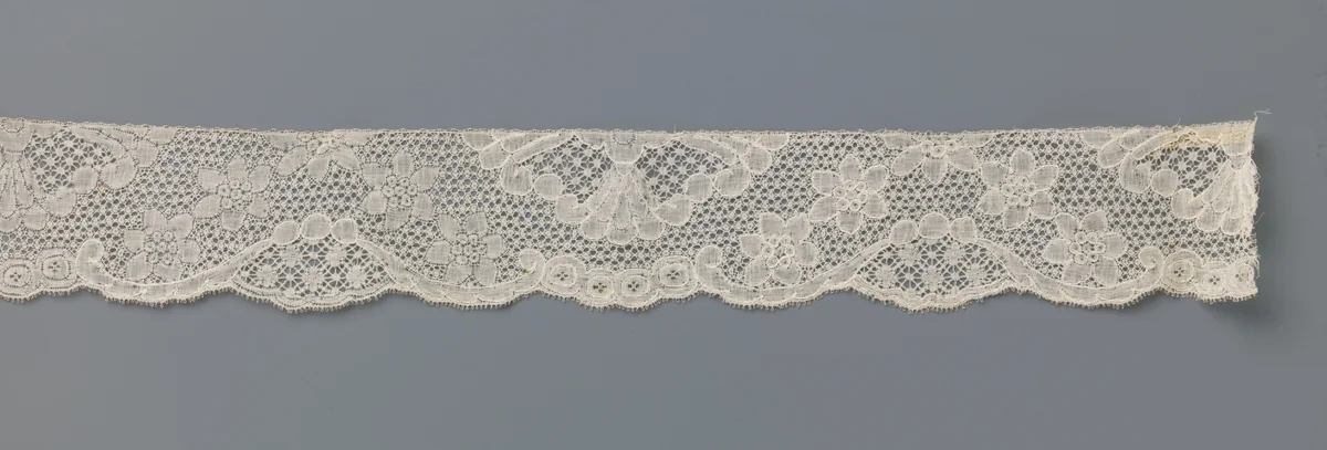 Strook kloskant met een boog van zesbladige bloemen en waaier by anonymous, other, 1750-1760