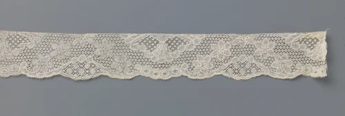 Strook kloskant met een boog van zesbladige bloemen en waaier by anonymous, other, 1750-1760