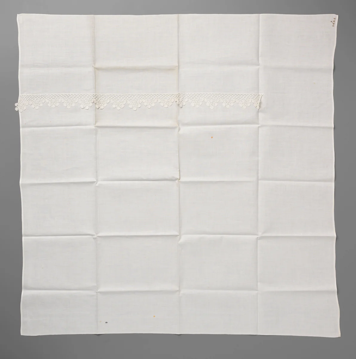 Plankkleed van katoen met een gehaakte schulprand by anonymous, textile, 1900-1924