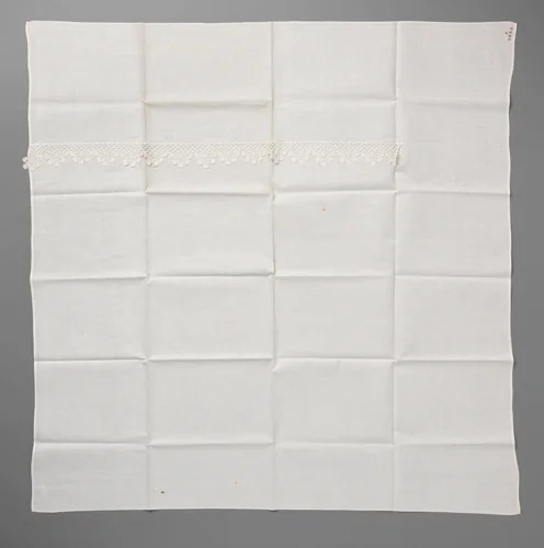 Plankkleed van katoen met een gehaakte schulprand by anonymous, textile, 1900-1924