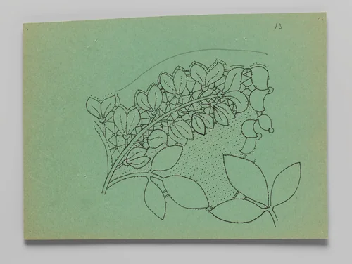 Kantpatroon voor een kleed van kloskant met goudenregentakken en -bloemen by Louise Wilhelmina van der Meulen-Nulle, textile, 1912