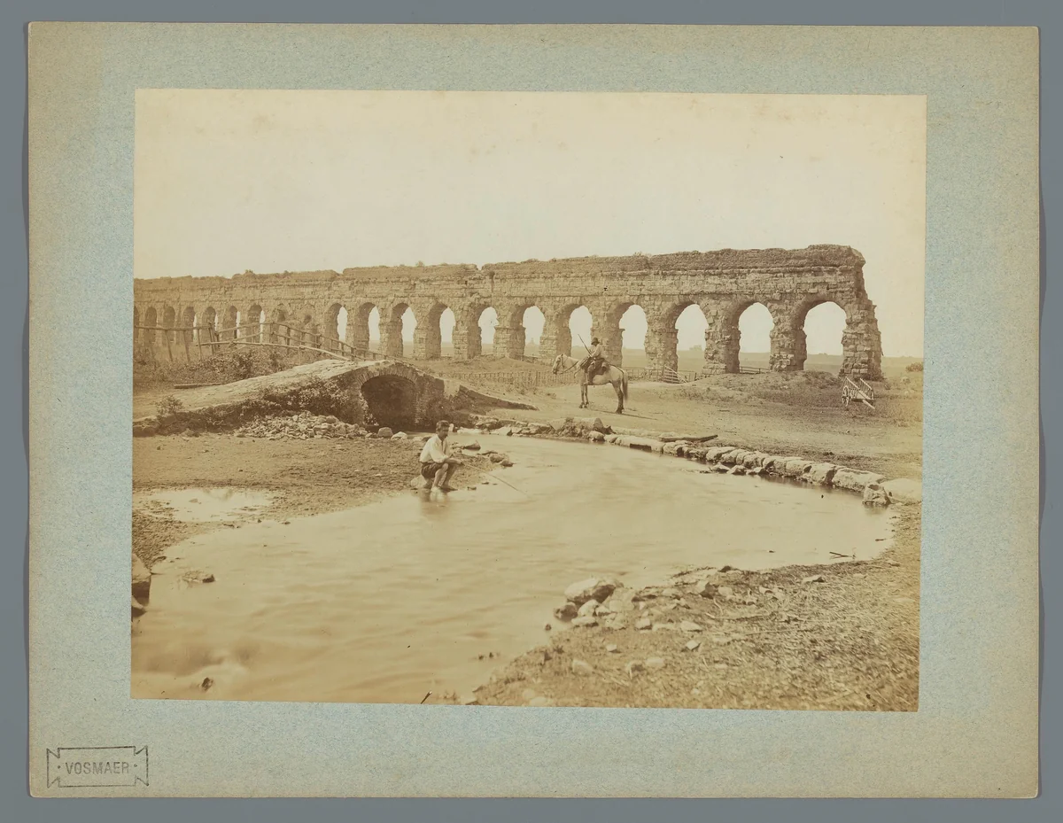 Ruïne van een Griekse of Romeinse brug met visser en ruiter by anonymous, photograph, 1851-1900