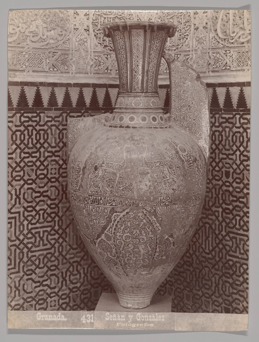 [Moorish Vase, Granada] by Señan y Gonzalez, photograph, 1880-1899