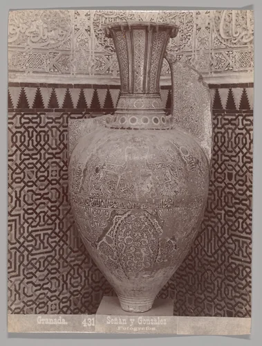 [Moorish Vase, Granada] by Señan y Gonzalez, photograph, 1880-1899