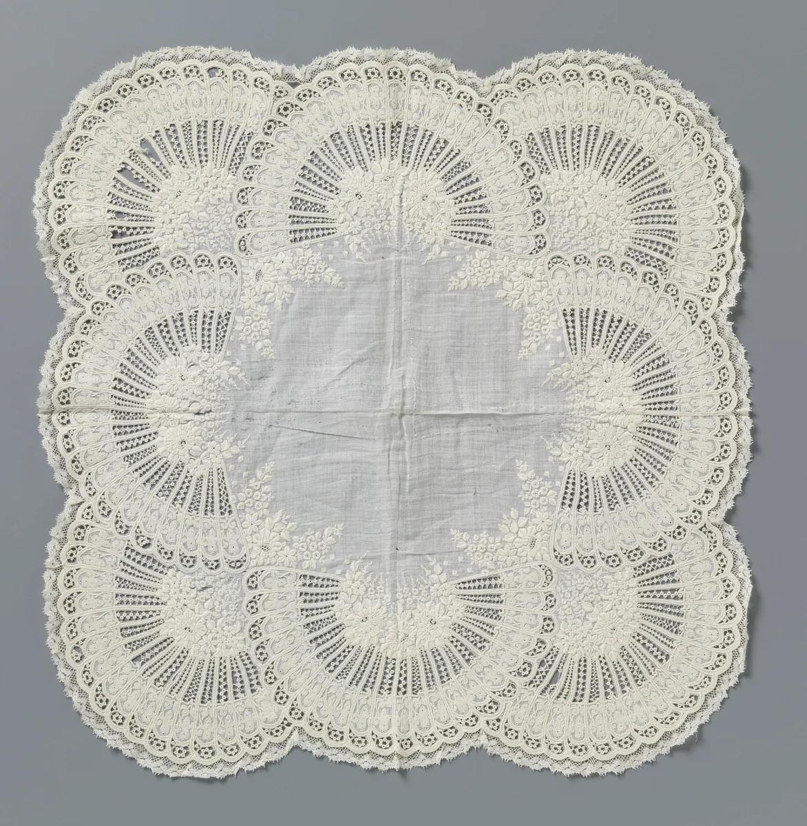 Zakdoek van borduurwerk met acht waaiers by anonymous, textile, 1850