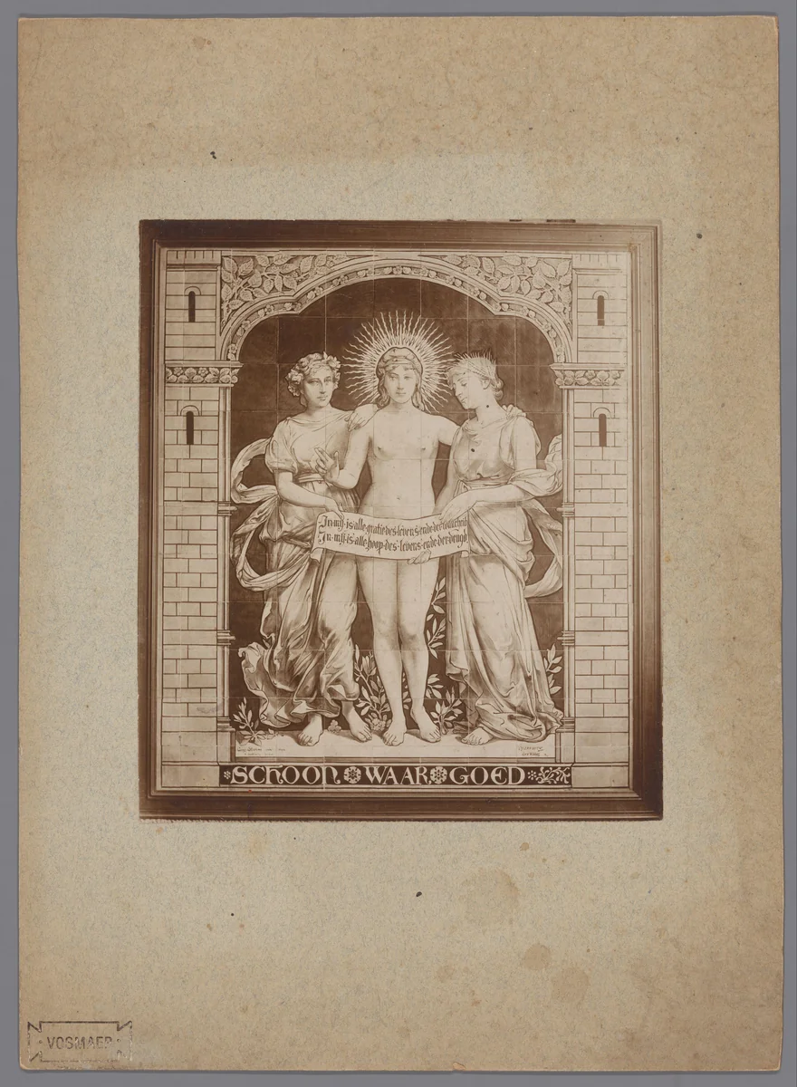 Fotoreproductie van het tegeltableau Schoon, Waar, Goed van plateelbakkerij Rozenburg, met drie figuren, architectuur en een spreuk by anonymous, photograph, 1892-1900