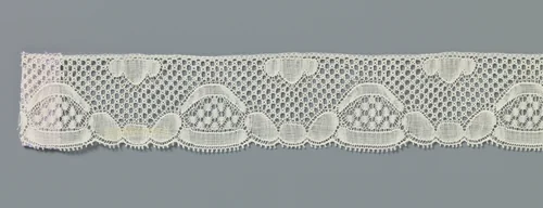 Strook machinale kant met wolkjes langs de bovenzijde en trapeziumvormige cartouches langs de onderzijde by anonymous, other, 1800-1899