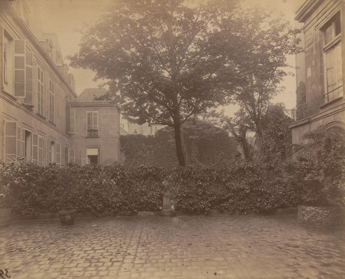 Ancien Hôtel d'aubray Habité sous Louis 14 Par la Marquise de Brinvilliers. Rue Charles V 12 (4e arrondissement) by Eugène Atget, photograph, 1900