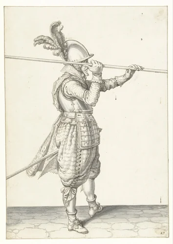 Soldaat die zijn spies met beide handen horizontaal boven zijn rechterschouder tilt by Jacques de Gheyn, drawing, 1596-1606