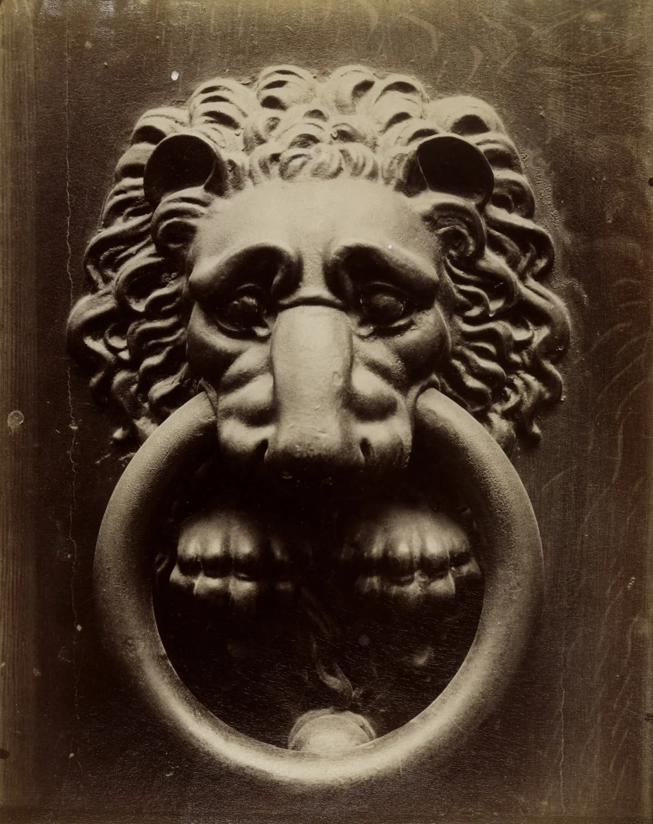 Heurtoir, 20 rue de Varenne by Eugène Atget, photograph, 1909