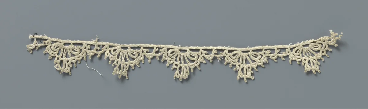 Strook gehaakte kant met waaiervormige reticella schulpen by anonymous, other, 1890-1909