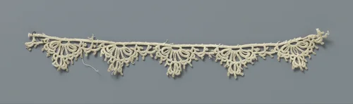 Strook gehaakte kant met waaiervormige reticella schulpen by anonymous, other, 1890-1909