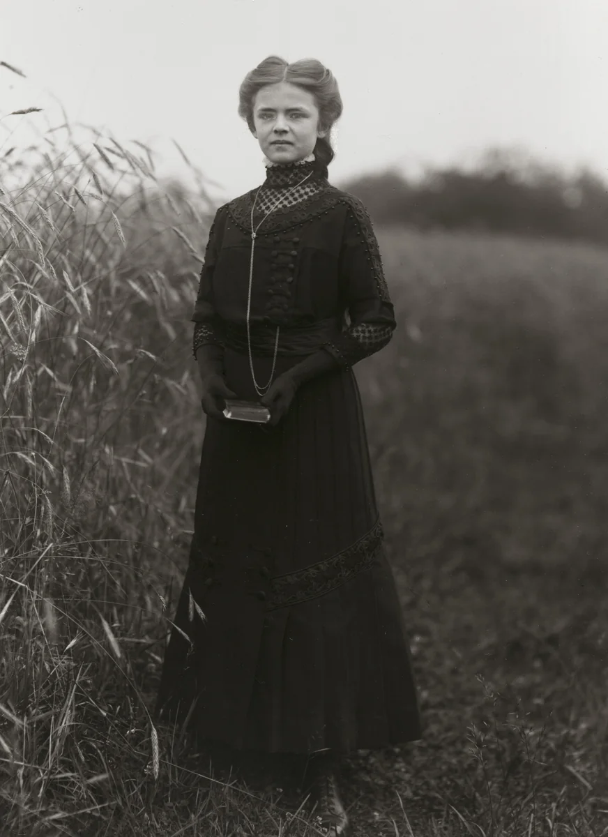 Confirmation candidate by August Sander, photograph, 1911