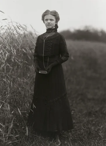 Confirmation candidate by August Sander, photograph, 1911