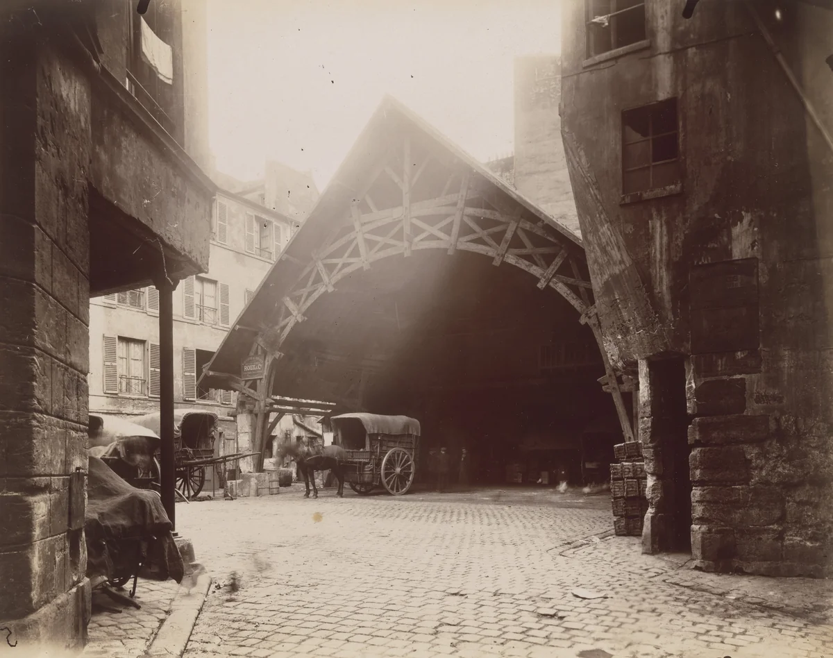 Hôtel du Compas d'Or, rue Montorgueil by Eugène Atget, photograph, 1905