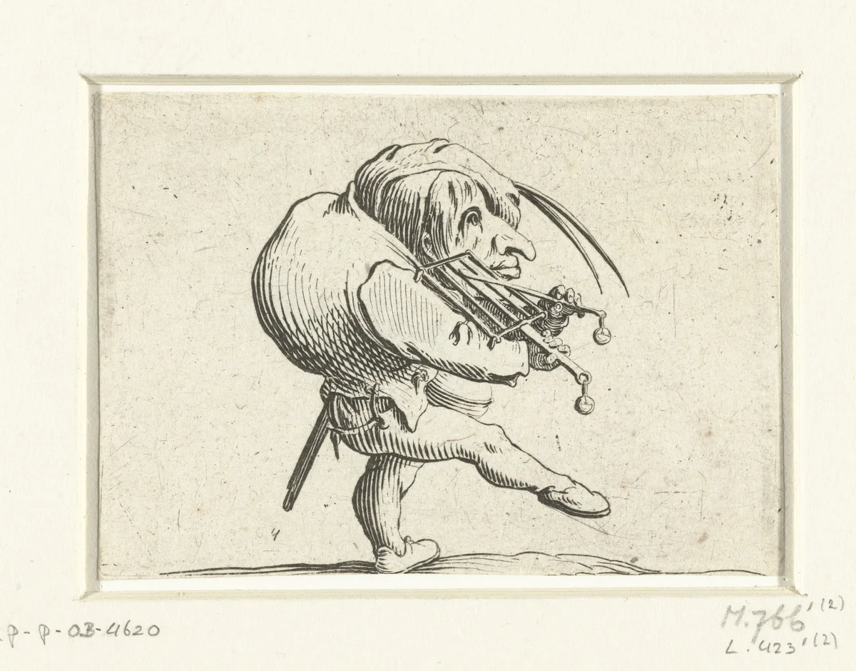 Kleine mens (karikatuur) met rooster en zwaard by Jacques Callot, print, 1621-1625