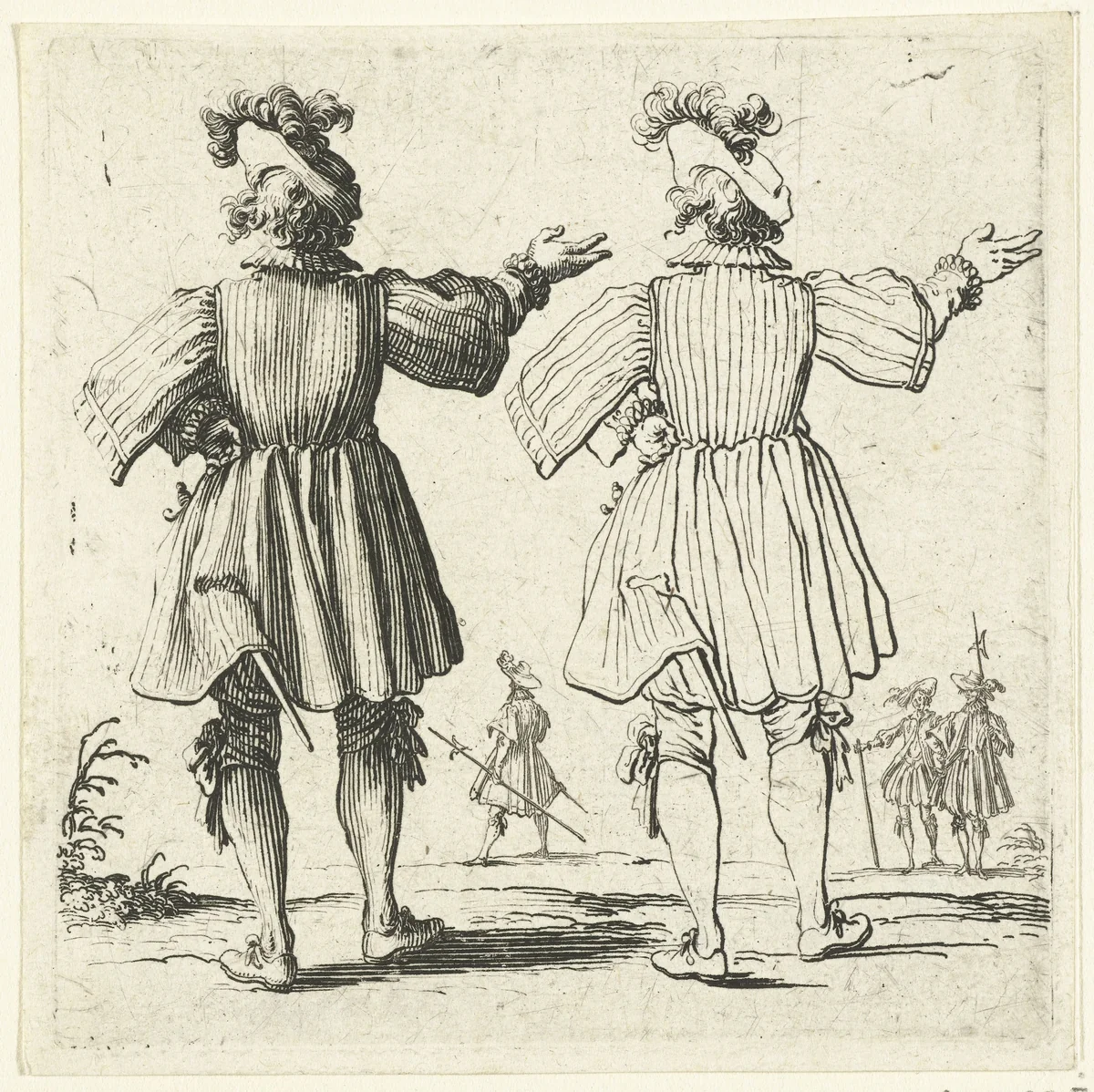 Tweemaal dezelfde soldaat met grote gepluimde hoed en opgeheven arm, op de rug gezien by Jacques Callot, print, 1621-1624