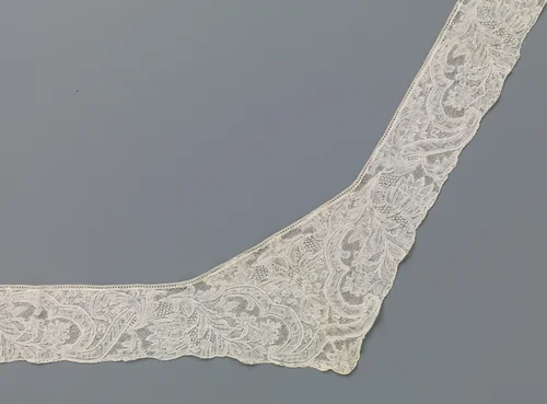 Strook kloskant met knik en symmetrisch patroon met hangend s-vormig boeket met tulpen en pioenroos by anonymous, other, 1720-1749