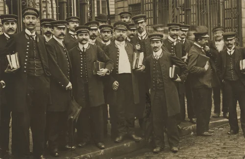 Les employés encaisseurs du gaz, Rue de Maubeuge, Papiers photographiques - Duvau, Paris by Unidentified Photographer, photograph, 1905