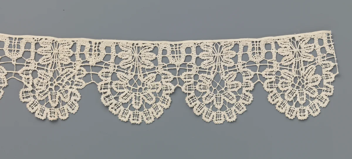 Strook kloskant met zevenlobbige bloem in elflobbige schulp by anonymous, other, 1600-1649