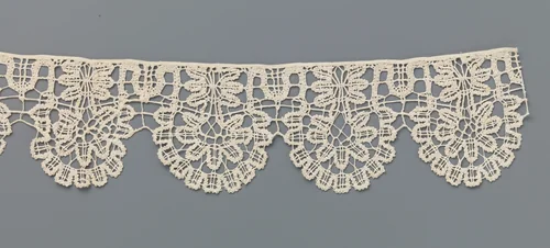 Strook kloskant met zevenlobbige bloem in elflobbige schulp by anonymous, other, 1600-1649