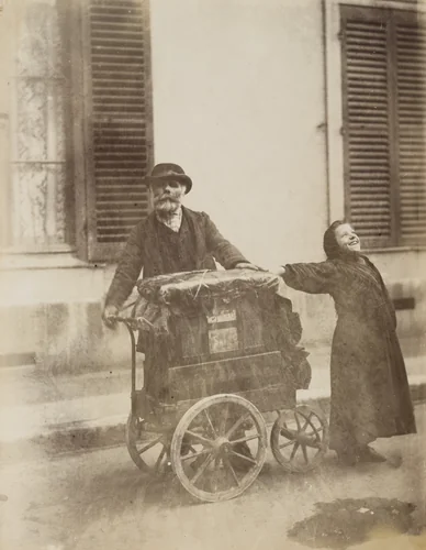 Joueur d'orgue by Eugène Atget, photograph, 1898