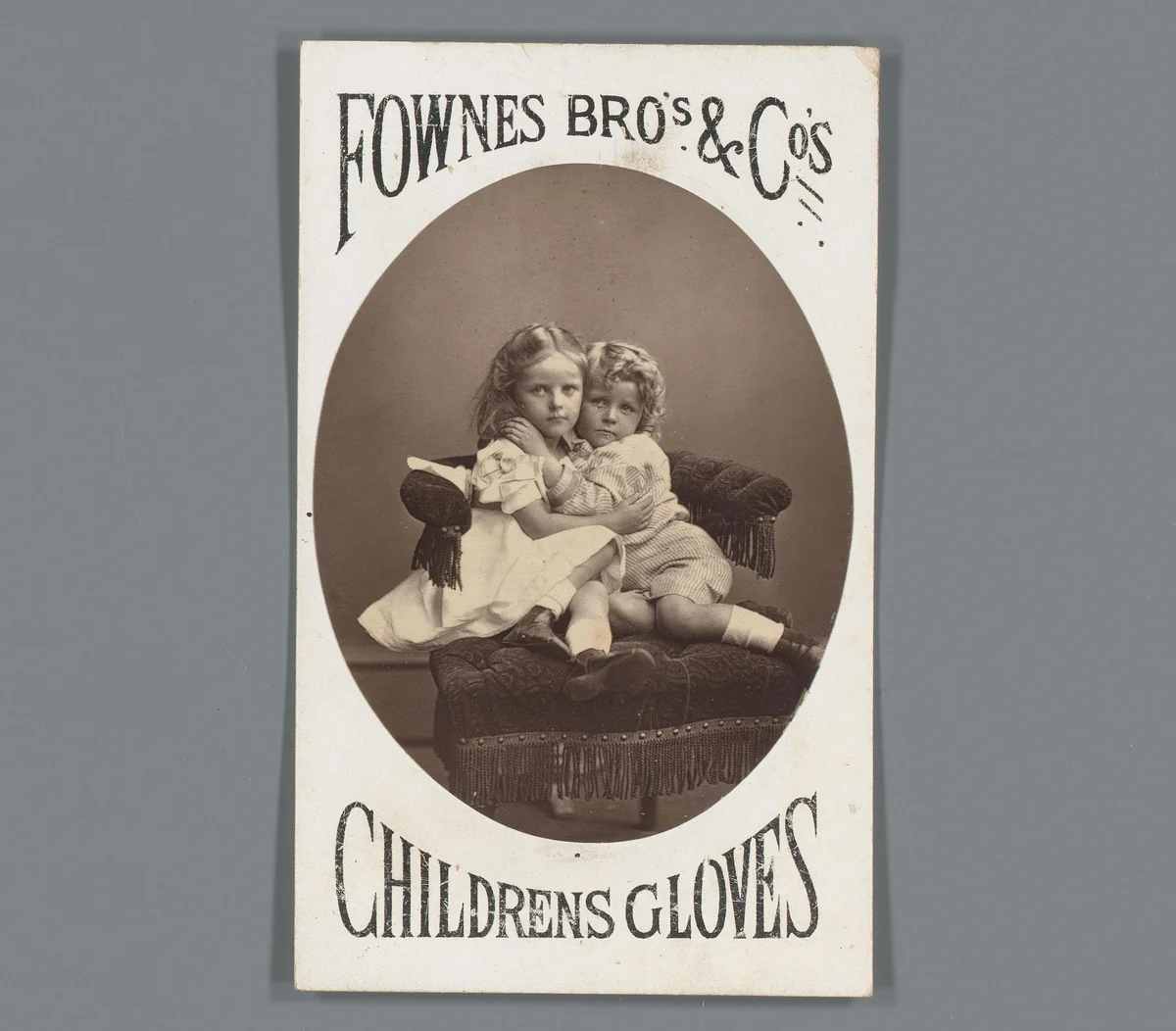 Portret van twee kinderen als reclame voor kinderhandschoenen van Fownes Brothers & Cos by anonymous, photograph, 1860-1940