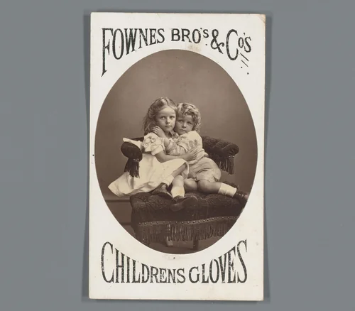 Portret van twee kinderen als reclame voor kinderhandschoenen van Fownes Brothers & Cos by anonymous, photograph, 1860-1940