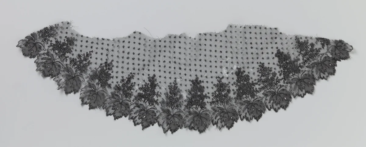 Halfovaalvormig fragment van kloskant met strooipatroon en bladerenrand by anonymous, other, 1870
