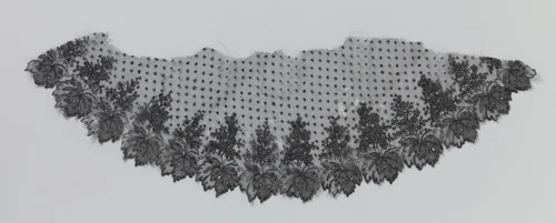 Halfovaalvormig fragment van kloskant met strooipatroon en bladerenrand by anonymous, other, 1870