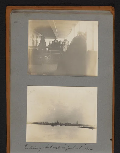 Passagiers aan boord en gezicht op Antwerpen vanaf stoomschip "The Zeeland" by Jan van der Mey, book, 1902