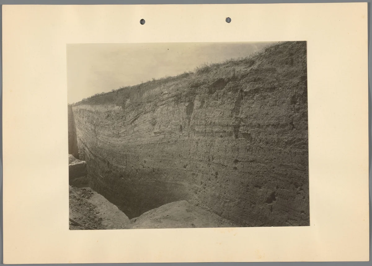Blootgelegde aardlagen bij archeologische opgravingen in Hongarije by Albert Egges van Giffen, photograph, 1928