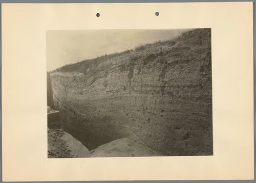 Blootgelegde aardlagen bij archeologische opgravingen in Hongarije by Albert Egges van Giffen, photograph, 1928