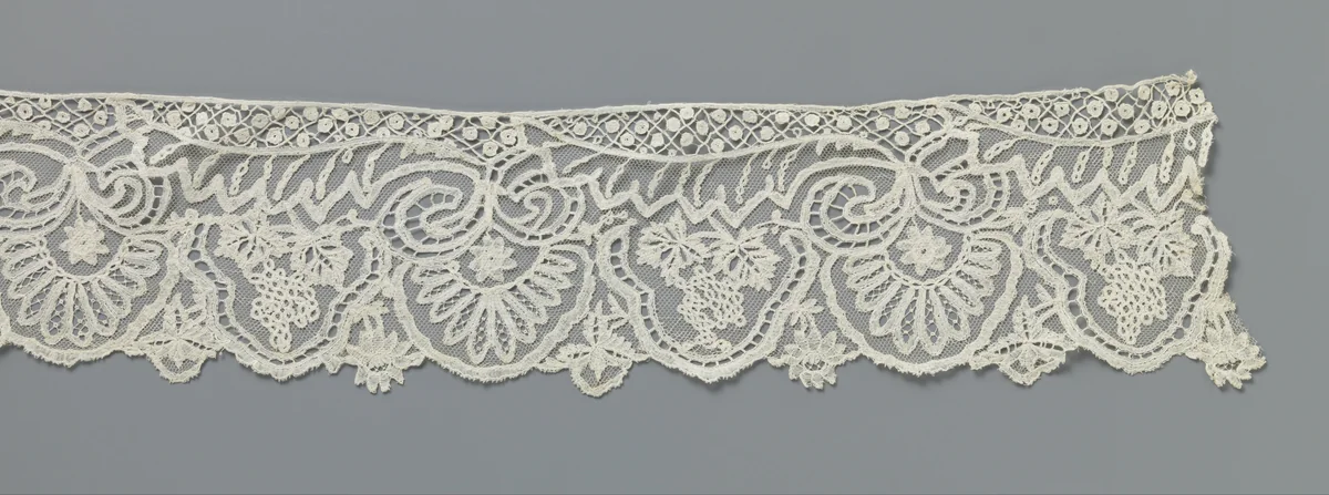 Strook applicatiekant met druiventrossen en gehalveerde bladeren by anonymous, other, 1850-1890