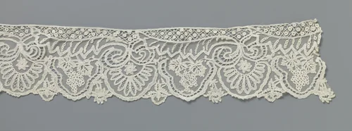 Strook applicatiekant met druiventrossen en gehalveerde bladeren by anonymous, other, 1850-1890