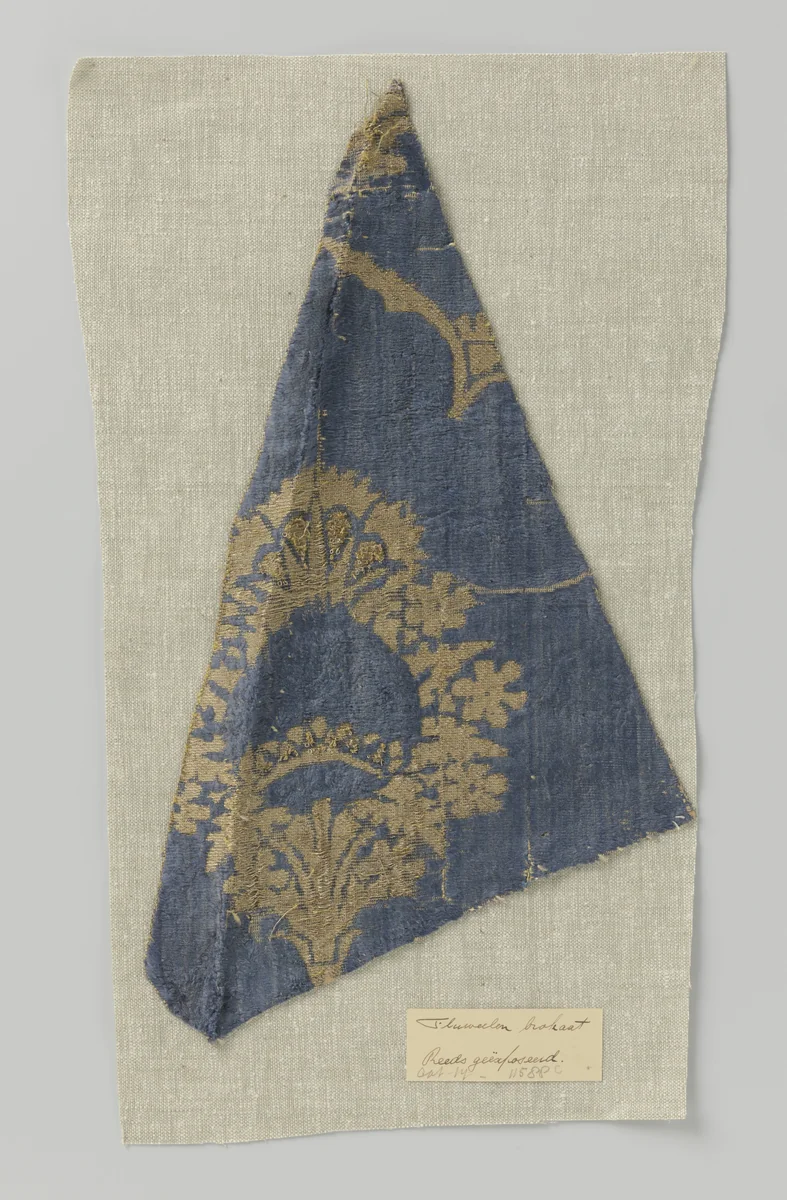 Fragment blauw fluweelbrokaat met granaatappelmotief by anonymous, textile, 1470-1480