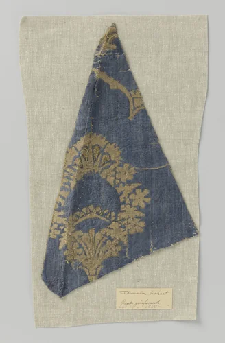 Fragment blauw fluweelbrokaat met granaatappelmotief by anonymous, textile, 1470-1480